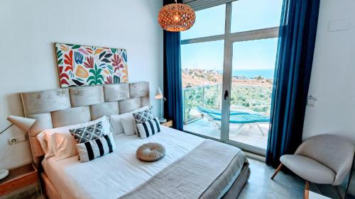 A bed or beds in a room at Luxury apartment on the 41st floor with stunning sea views