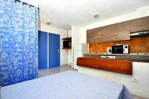 Cette chambre dispose d'une cuisine avec un lit et un four micro-ondes. dans l'établissement Casa L'Ascosu, à Esigna