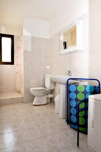 une salle de bain blanche avec des toilettes et un lavabo dans l'établissement Casa L'Ascosu, à Esigna