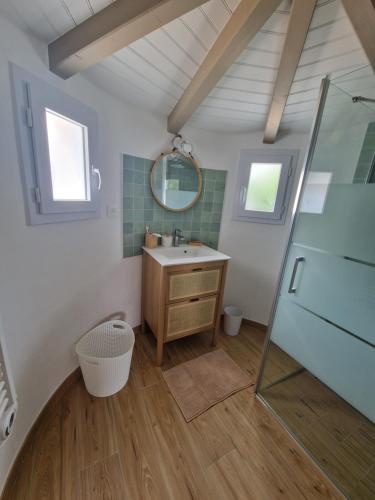 une salle de bain avec un lavabo et un miroir dans l'établissement Maison familiale à Barbâtre face à la dune, 3 chb, 2 SDB, 8 personnes, à Barbâtre