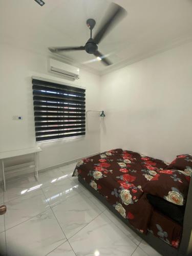a bedroom with a bed and a ceiling fan at Homestay MURAH Kuala Selangor in Gua Sai