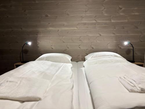 Postel nebo postele na pokoji v ubytování Brekke Gard Hostel
