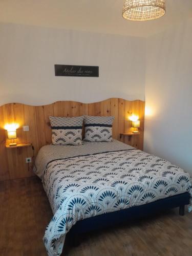 - un lit dans une chambre avec deux lumières allumées dans l'établissement Gîte du Roc 1, à Les Portes du Coglais