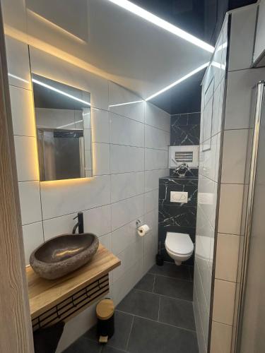 Wellness Suite Essen mit Whirlpool & Saunaにあるバスルーム