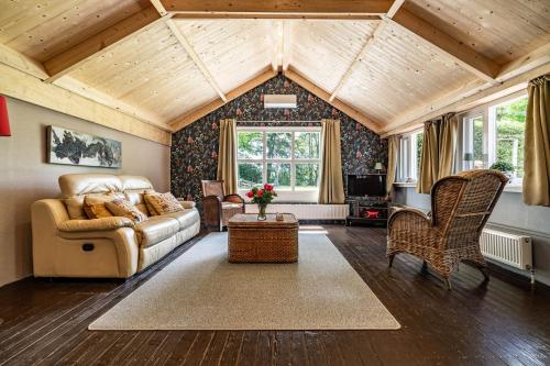 a living room with a couch and a table at Boshuis in Appelscha