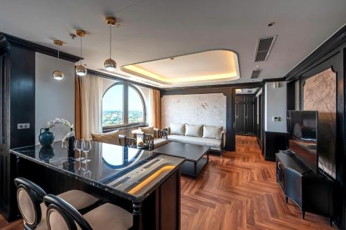Grand Luxury Hotel Phan Rangにあるテレビまたはエンターテインメントセンター