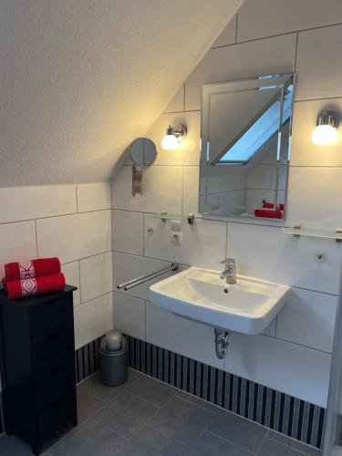 a bathroom with a sink and a mirror at Kiebitznest in Krummhörn