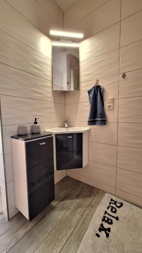 Кухня или мини-кухня в OSTSEE-Ferienhaus RAMONA - am Strand & ruhig
