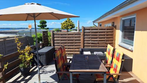 Балкон или терраса в OSTSEE-Ferienhaus RAMONA - am Strand & ruhig