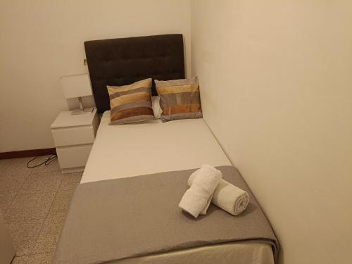 Un dormitorio con una cama con dos toallas encima. en Habitación individual acogedora, en Barcelona