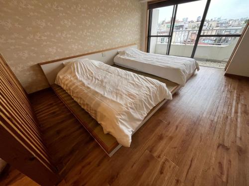 1 stop to Shinjuku Max7 great for your family trip 408