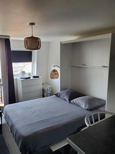 une chambre avec un grand lit et une table dans l'établissement Cosy Deauville Studio, à Deauville