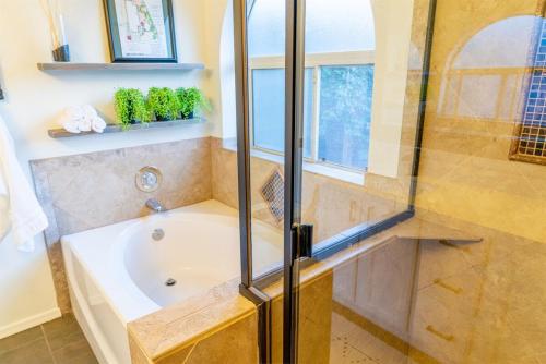 Phòng tắm tại Chandler Oasis with Patio, Hot Tub, & Nearby Parks