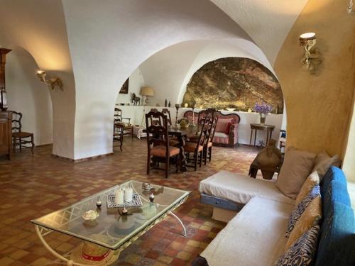 un salon avec un canapé et une table dans l'établissement Bastide de Bénezet, à Mérindol