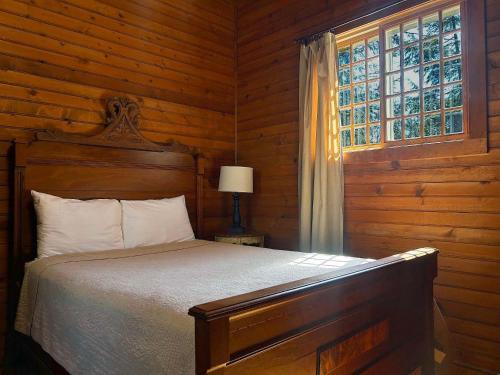Ένα ή περισσότερα κρεβάτια σε δωμάτιο στο NEW Forest Lodge Serenity on Long Lake - Dogs Welcome