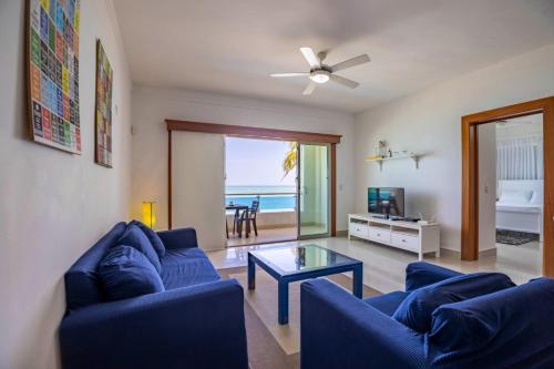 Μια τηλεόραση ή/και κέντρο ψυχαγωγίας στο Beachfront Cabarete Apartment