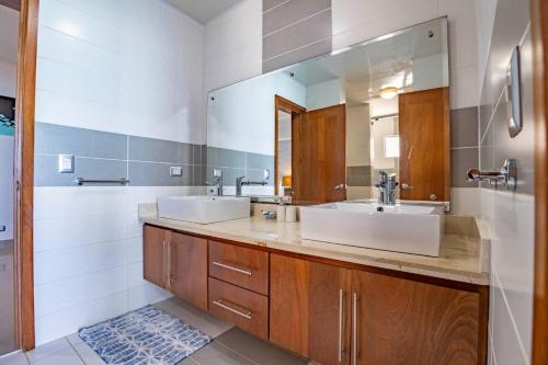 Ένα μπάνιο στο Beachfront Cabarete Apartment