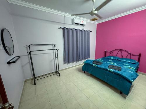 Postel nebo postele na pokoji v ubytování M S Villa Homestay Ayer Tawar