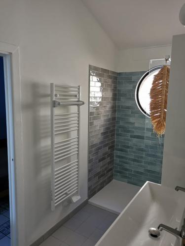 une salle de bain avec une baignoire et un lavabo dans l'établissement Maison vue mer à Porquerolles, à Hyères