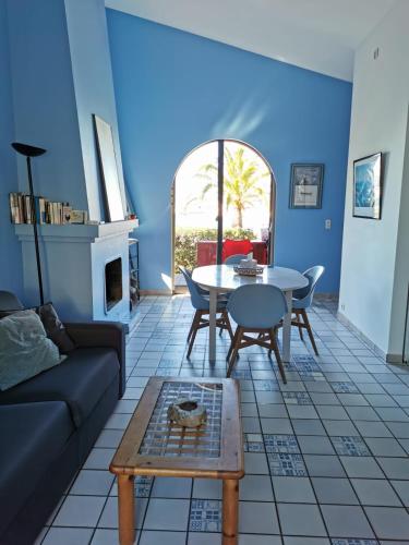 un salon avec un canapé et une table dans l'établissement Maison vue mer à Porquerolles, à Hyères