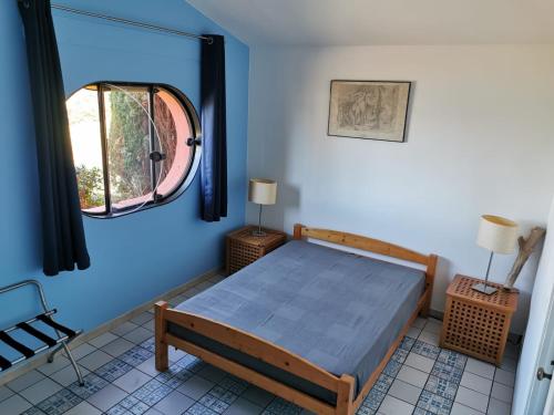 une chambre avec un lit et une fenêtre dans l'établissement Maison vue mer à Porquerolles, à Hyères