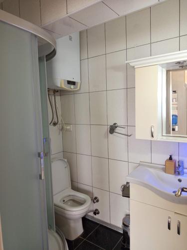 Bilik mandi di Kusadasi Beachfront Flat