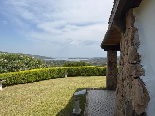 un edificio de piedra con un banco en un patio en Villa Cugnana, en Olbia