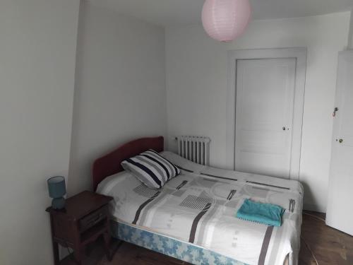 - une petite chambre avec un lit doté d'une tête de lit rouge dans l'établissement vintage room, à Châteauroux