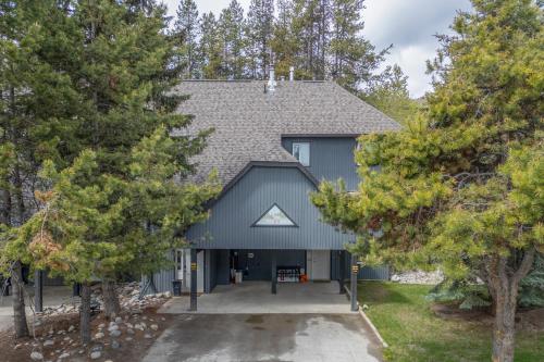 an aerial view of a house with trees at Silver Birch by StayIn in Kimberley