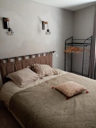 - un lit dans une chambre avec deux lumières sur le mur dans l'établissement passage 1, à Montaren-et-Saint-Médiers