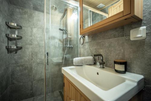 a bathroom with a sink and a shower at Zegrze Lake Domek Cichy Las I Sauna Popowo-Letnisko in Huta Podgórna