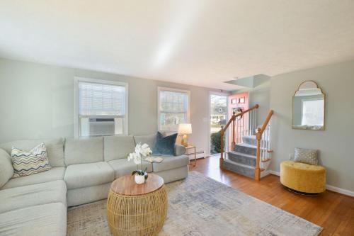 Χώρος καθιστικού στο Pet Friendly Cape Cod home near beaches & golf!