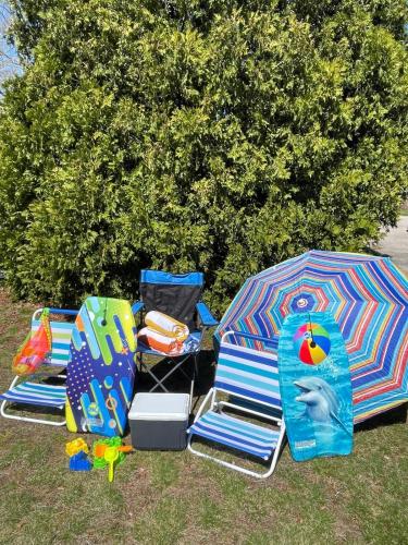 Κήπος έξω από το Pet Friendly Cape Cod home near beaches & golf!