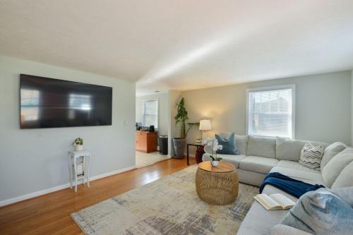 Μια τηλεόραση ή/και κέντρο ψυχαγωγίας στο Pet Friendly Cape Cod home near beaches & golf!