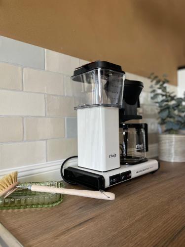 a blender sitting on top of a counter at Kochstedter Wohnstuben - Wohnen mit Naturbaustoffen in der Bauhausstadt Dessau in Dessau