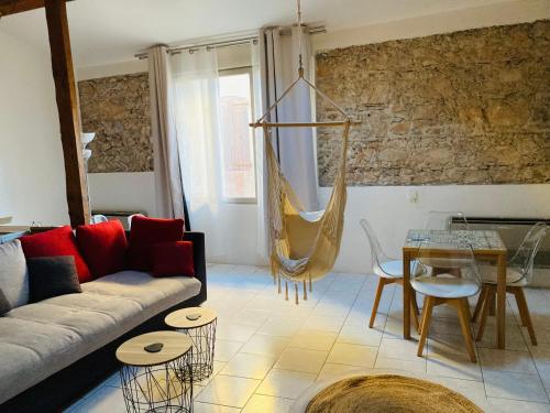 un salon avec un canapé et une table dans l'établissement Village apartment with character, à Saint-Hippolyte