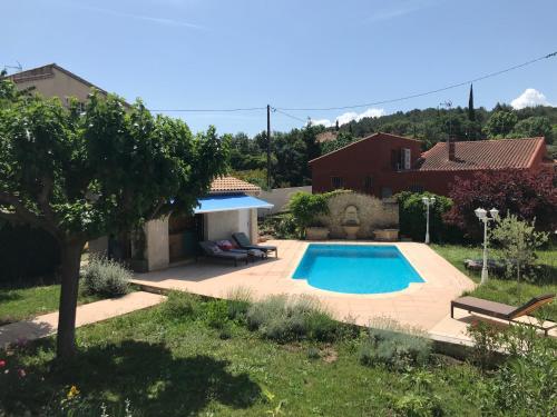 une piscine dans une cour avec une maison dans l'établissement Joli rez de villa proche d'Aix-en-Provence, à Peyrolles-en-Provence