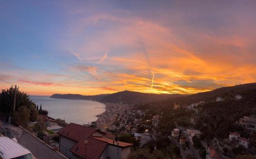 a sunset view of a city and the ocean at Villalino Tre Palme, Pool, 2 Schlafzimmer, 2 Bäder, Pool, Terrasse, Outdoor Fitness in Alassio