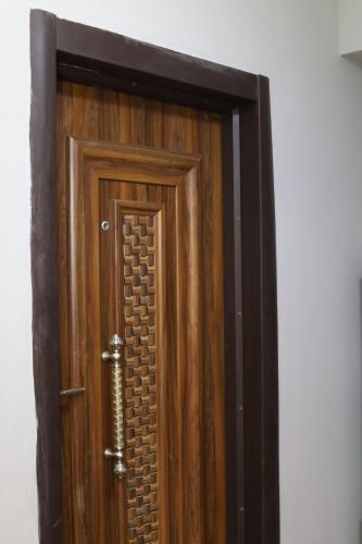 a wooden door with a black frame in a room at Harridon Luxury Apartment 1 in Tema