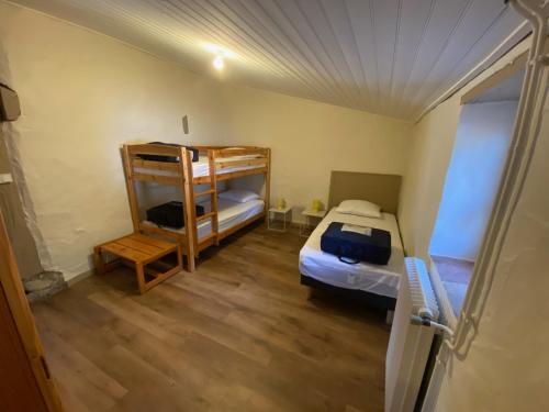 une petite pièce avec deux lits superposés dans l'établissement Les Nids de Galleben La Villa Landaise, à Liposthey