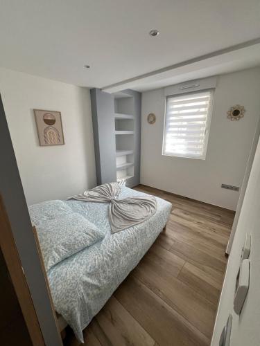 Ένα ή περισσότερα κρεβάτια σε δωμάτιο στο Cozy loft 1 rdc