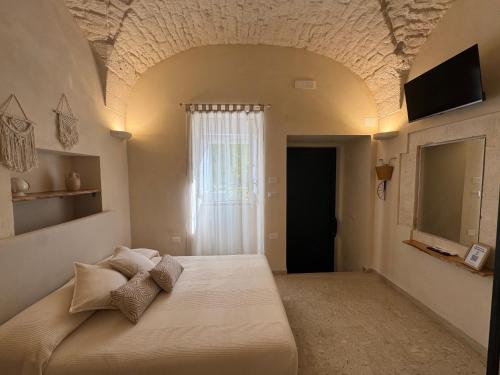 una camera da letto con un letto grande in una stanza di Volta Meraviglia a Martina Franca