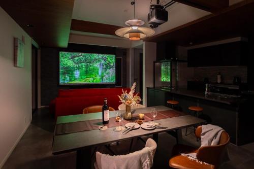 a dining room with a table and a red couch at Private Villa AZUL 南房総 千倉 海徒歩4分 ペット可 サイクリスト対応 in Minamiboso