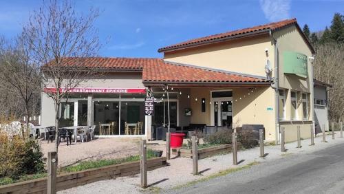 Το κτήριο όπου στεγάζεται  η παραθεριστική κατοικία