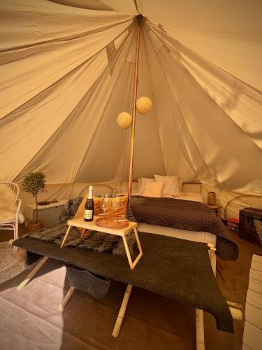 Postel nebo postele na pokoji v ubytování Glamping med alpackor