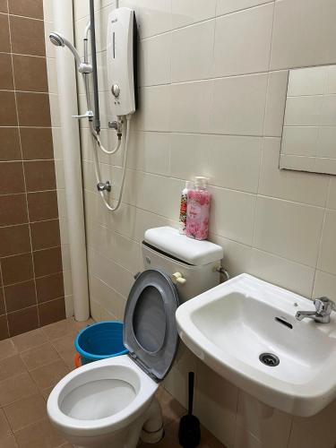 a bathroom with a toilet and a sink at Rumah Armand Masjid Tanah Ria 3 , 4BR Fully Aircond Masjid Tanah Melaka in Masjid Tanah
