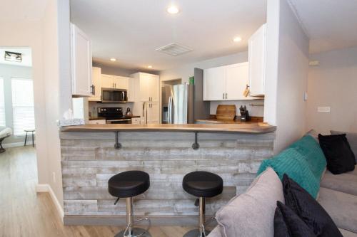 a living room with a couch and a kitchen at The Zen Den in Waynesville