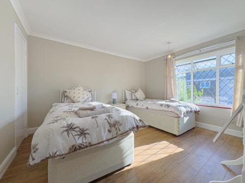 a bedroom with a bed and a window at Urban Ease Basildon in Basildon