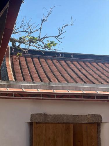 a roof of a building with a wooden door at Wuhe Hotel in Hsia-shih