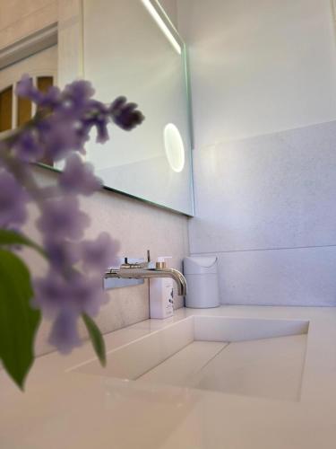 a bathroom with a sink and a mirror at B&B Villa Frisia in Steenwijk